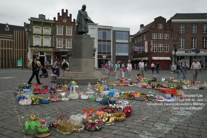 DSC09606- Jeroen Bosch 500 - herdenking in hoogmis - fotoshoot Zwanenbroeders Markt - 7aug2016 - foto GerardMontE web DSC09606- Jeroen Bosch 500 - herdenking in hoogmis - fotoshoot Zwanenbroeders Markt - 7aug2016 - foto GerardMontE web