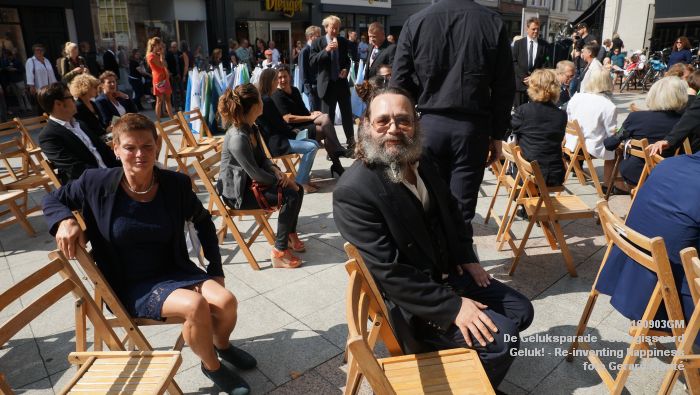 wDSC01000- De Geluksparade - Geregisseerd Bosch Geluk - Re-inventing Happiness op het Kerkpleintje - 3september2016 -  foto GerardMontE web