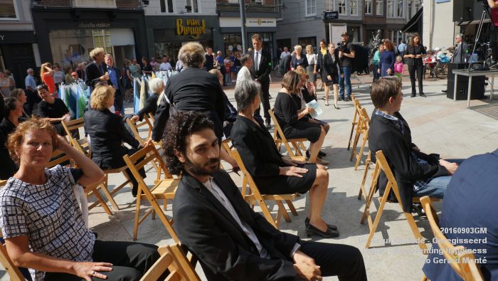 wDSC01001- De Geluksparade - Geregisseerd Bosch Geluk - Re-inventing Happiness op het Kerkpleintje - 3september2016 -  foto GerardMontE web