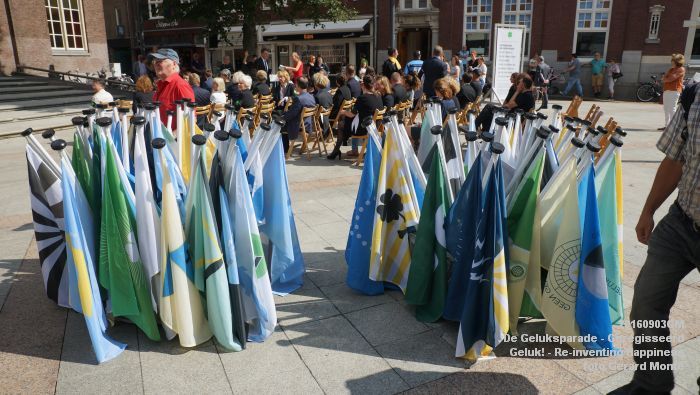 wDSC01009- De Geluksparade - Geregisseerd Bosch Geluk - Re-inventing Happiness op het Kerkpleintje - 3september2016 -  foto GerardMontE web
