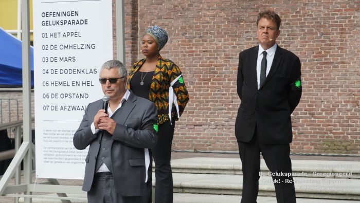 wDSC01016- De Geluksparade - Geregisseerd Bosch Geluk - Re-inventing Happiness op het Kerkpleintje - 3september2016 -  foto GerardMontE web