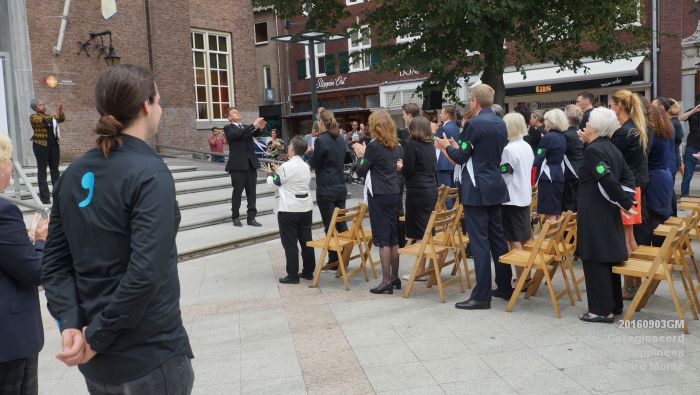 wDSC01024- De Geluksparade - Geregisseerd Bosch Geluk - Re-inventing Happiness op het Kerkpleintje - 3september2016 -  foto GerardMontE web