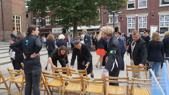 wDSC01029- De Geluksparade - Geregisseerd Bosch Geluk - Re-inventing Happiness op het Kerkpleintje - 3september2016 -  foto GerardMontE web