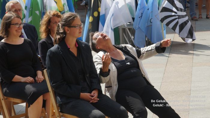 wDSC01081- De Geluksparade - Geregisseerd Bosch Geluk - Re-inventing Happiness op het Kerkpleintje - 3september2016 -  foto GerardMontE web