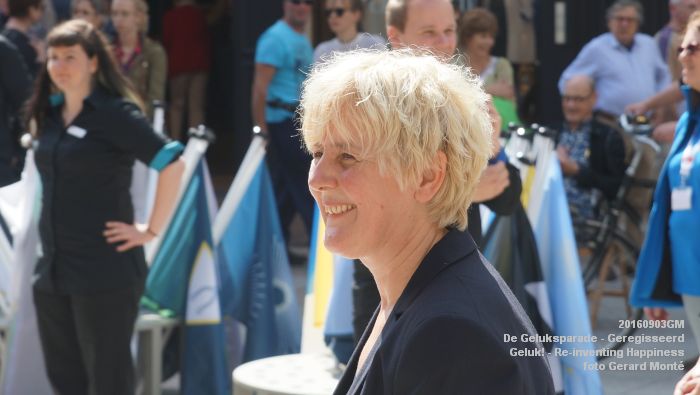 wDSC01119- De Geluksparade - Geregisseerd Bosch Geluk - Re-inventing Happiness op het Kerkpleintje - 3september2016 -  foto GerardMontE web