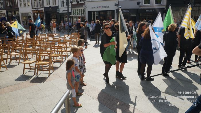 wDSC01126- De Geluksparade - Geregisseerd Bosch Geluk - Re-inventing Happiness op het Kerkpleintje - 3september2016 -  foto GerardMontE web