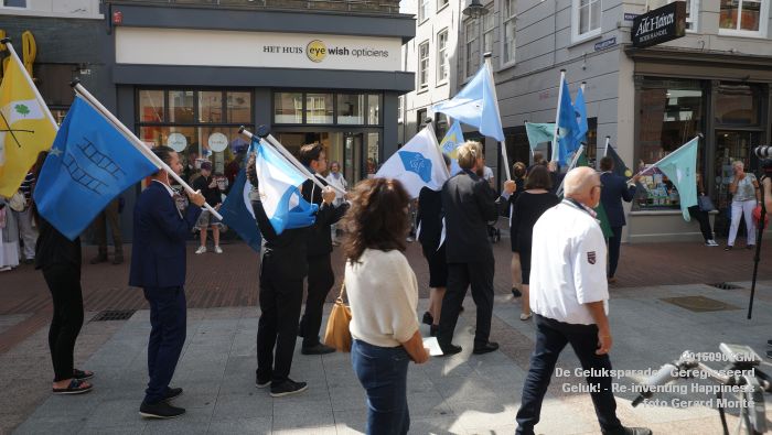 wDSC01127- De Geluksparade - Geregisseerd Bosch Geluk - Re-inventing Happiness op het Kerkpleintje - 3september2016 -  foto GerardMontE web