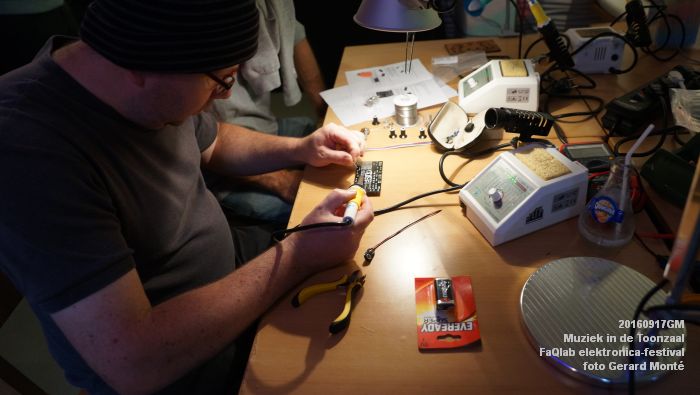 DSC04205- Muziek in de Toonzaal - FaQlab elektronica - 17september2016 -  foto GerardMontE web