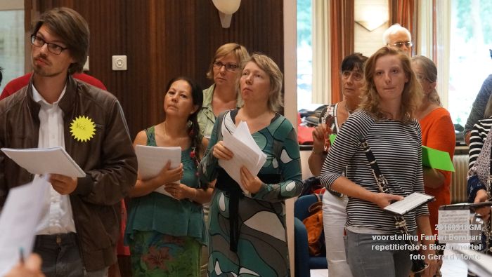 DSC04396- voorstelling Fanfari Bombari - repetitiefotos Biezenmortel- 18september2016 -  foto GerardMontE web