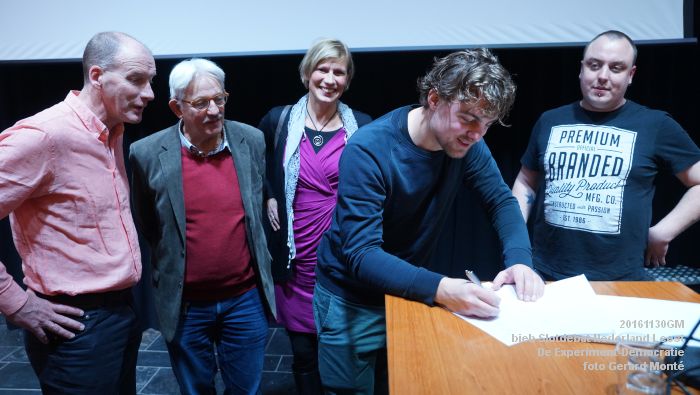 DSC00513- biebplein Slotdebat Nederland Leest - De Experiment-Democratie - 30november2016 - foto GerardMontE web DSC00513- biebplein Slotdebat Nederland Leest - De Experiment-Democratie - 30november2016 - foto GerardMontE web