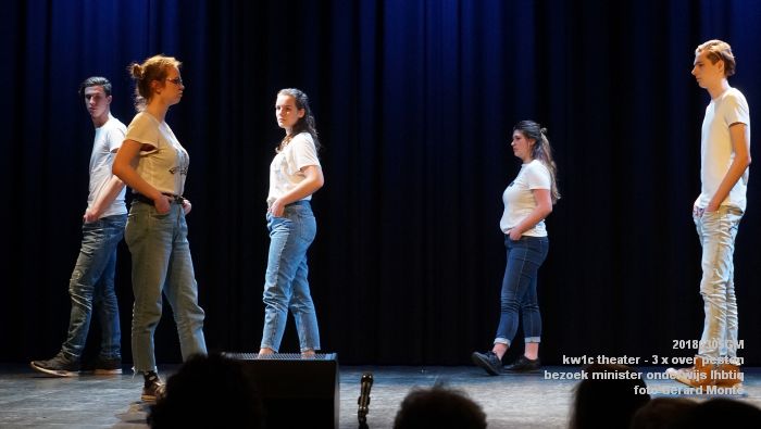 DSC08517- kw1c Koningszaal Theateropleding - 3 x over pesten - bezoek minister onderwijs - 5mrt2018 - foto GerardMontE web
