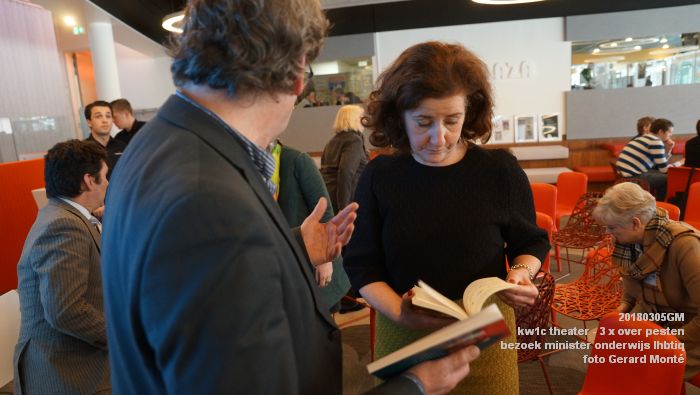 DSC08591- kw1c Koningszaal Theateropleding - 3 x over pesten - bezoek minister onderwijs - 5mrt2018 - foto GerardMontE web
