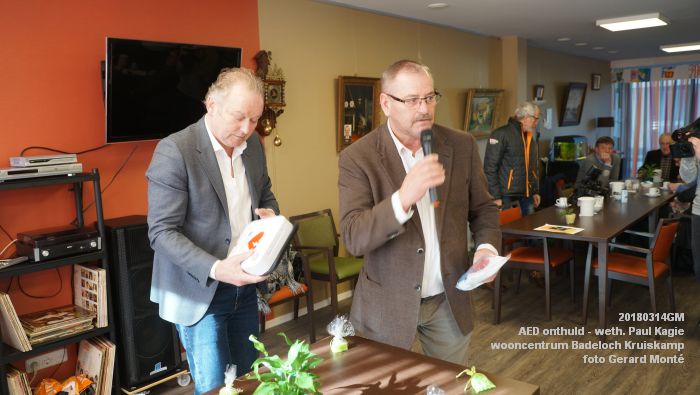 DSC09463- Nieuwe AED onthuld door wethouder Paul Kagie bij wooncentrum Badeloch Eindhovenlaan Kruiskamp - 14maart2018 - foto GerardMontE web