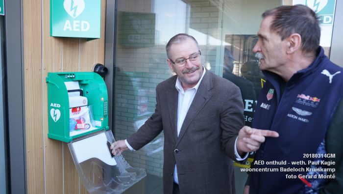 DSC09485- Nieuwe AED onthuld door wethouder Paul Kagie bij wooncentrum Badeloch Eindhovenlaan Kruiskamp - 14maart2018 - foto GerardMontE web