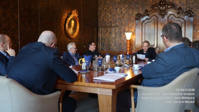 DSC09531- boekje Van Bossche bodem door Jos van Erp aangeboden aan burg Jack Mikkers - 14maart2018 - foto GerardMontE web