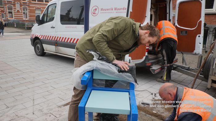 DSC01493- Blauwe stoelen voor de Blauwe Engelen - Met een glimlach de stad in - Stationsplein - 29maart2018 - foto GerardMontE web DSC01493- Blauwe stoelen voor de Blauwe Engelen - Met een glimlach de stad in - Stationsplein - 29maart2018 - foto GerardMontE web