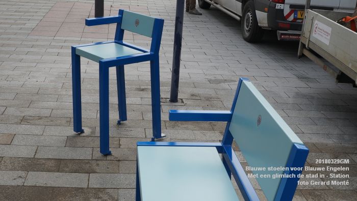 DSC01502- Blauwe stoelen voor de Blauwe Engelen - Met een glimlach de stad in - Stationsplein - 29maart2018 - foto GerardMontE web DSC01502- Blauwe stoelen voor de Blauwe Engelen - Met een glimlach de stad in - Stationsplein - 29maart2018 - foto GerardMontE web