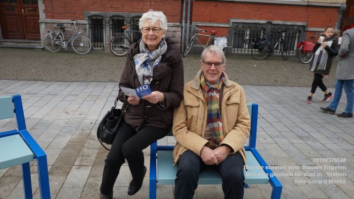 DSC01504- Blauwe stoelen voor de Blauwe Engelen - Met een glimlach de stad in - Stationsplein - 29maart2018 - foto GerardMontE web DSC01504- Blauwe stoelen voor de Blauwe Engelen - Met een glimlach de stad in - Stationsplein - 29maart2018 - foto GerardMontE web