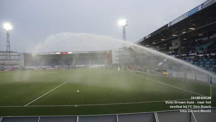 fDSC02774- vicki brown-huis VBH - naar het voetbal bij FC Den Bosch - 9apr2018 - foto GerardMontE web
