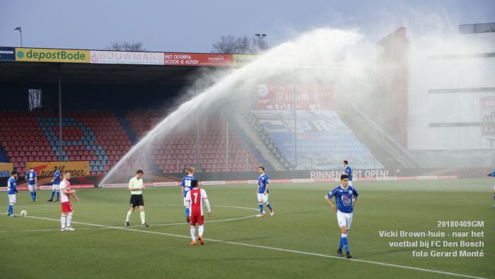 fDSC02803- vicki brown-huis VBH - naar het voetbal bij FC Den Bosch - 9apr2018 - foto GerardMontE web