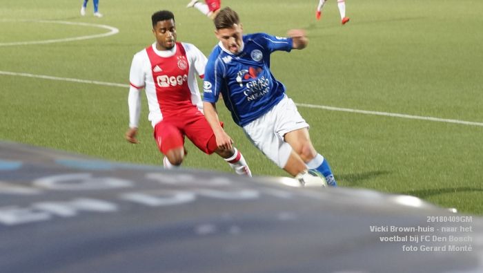 fDSC02839- vicki brown-huis VBH - naar het voetbal bij FC Den Bosch - 9apr2018 - foto GerardMontE web