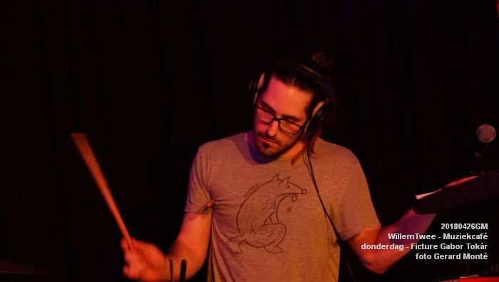 fDSC05182- Willem Twee - Muziekcafe op donderdag in de Concertzaal - Ficture - Gabor Tokar - 26april2018 - foto GerardMontE web fDSC05182- Willem Twee - Muziekcafe op donderdag in de Concertzaal - Ficture - Gabor Tokar - 26april2018 - foto GerardMontE web