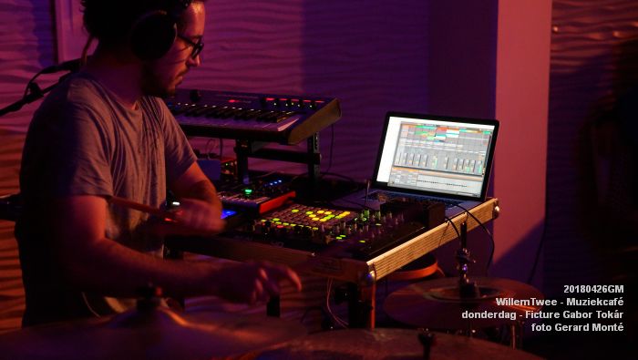 fDSC05186- Willem Twee - Muziekcafe op donderdag in de Concertzaal - Ficture - Gabor Tokar - 26april2018 - foto GerardMontE web fDSC05186- Willem Twee - Muziekcafe op donderdag in de Concertzaal - Ficture - Gabor Tokar - 26april2018 - foto GerardMontE web