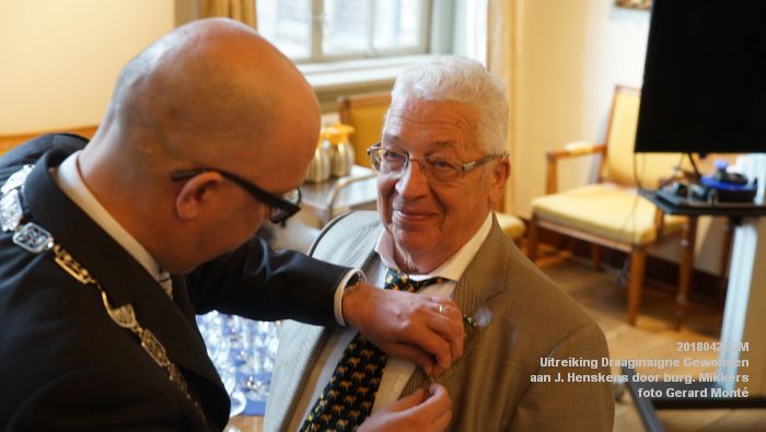 DSC04809- Uitreiking Draaginsigne Gewonden aan dhr. J. Henskens door burgemeester Mikkers - 25april2018 - foto GerardMontE web