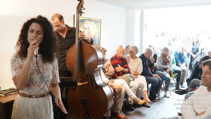 DSC06413- jazzy huiskamers - podium azijnfabriek - 10meil2018 -  foto GerardMontE web