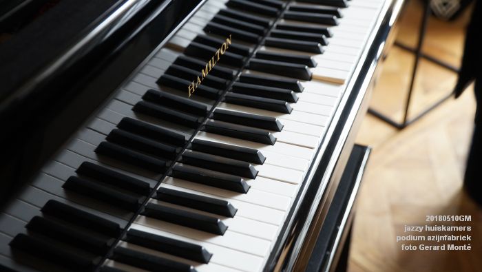 DSC06422- jazzy huiskamers - podium azijnfabriek - 10meil2018 -  foto GerardMontE web