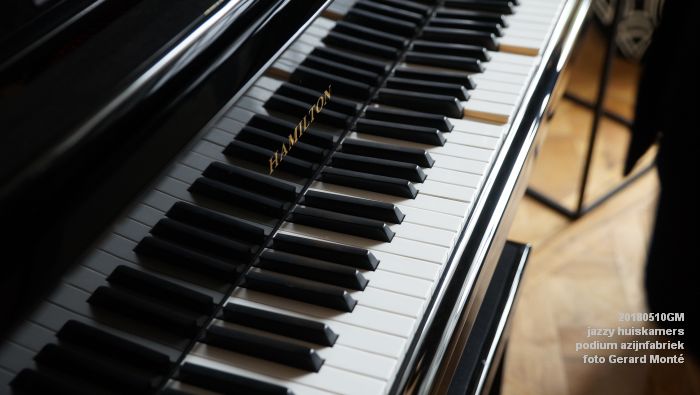 DSC06423- jazzy huiskamers - podium azijnfabriek - 10meil2018 -  foto GerardMontE web