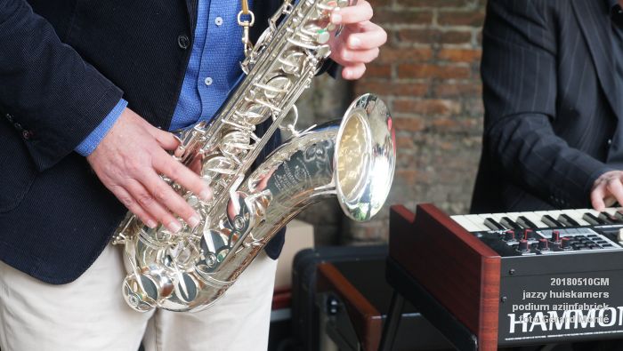 DSC06438- jazzy huiskamers - podium azijnfabriek - 10meil2018 -  foto GerardMontE web