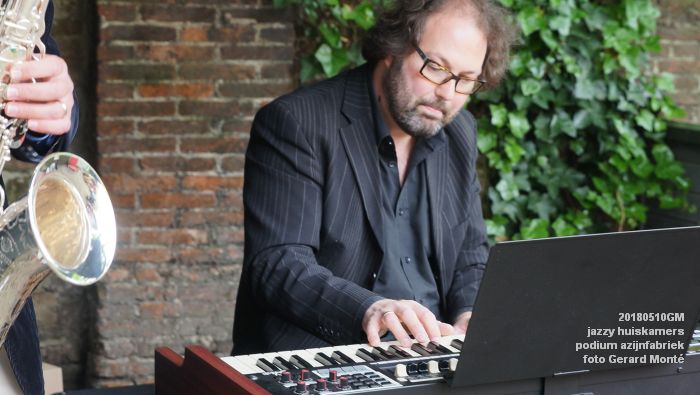 DSC06439- jazzy huiskamers - podium azijnfabriek - 10meil2018 -  foto GerardMontE web