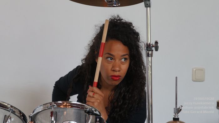 DSC06481- jazzy huiskamers - podium azijnfabriek - 10meil2018 -  foto GerardMontE web