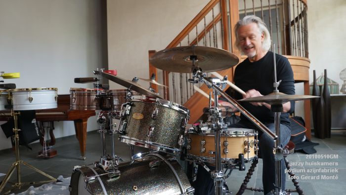 DSC06485- jazzy huiskamers - podium azijnfabriek - 10meil2018 -  foto GerardMontE web