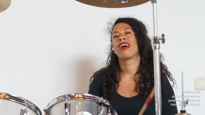 DSC06495- jazzy huiskamers - podium azijnfabriek - 10meil2018 -  foto GerardMontE web