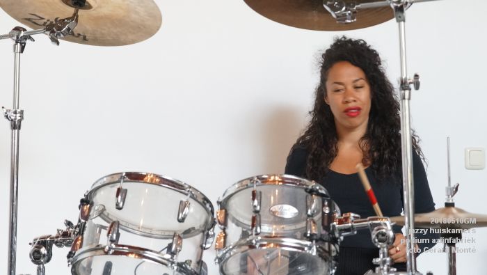 DSC06500- jazzy huiskamers - podium azijnfabriek - 10meil2018 -  foto GerardMontE web