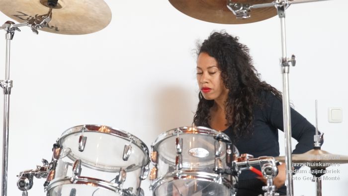 DSC06501- jazzy huiskamers - podium azijnfabriek - 10meil2018 -  foto GerardMontE web