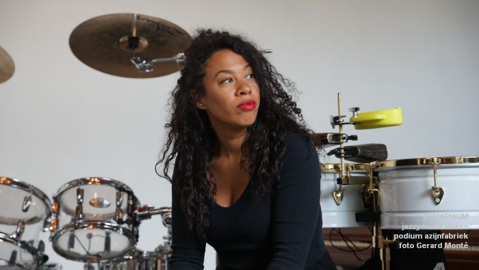 DSC06509- jazzy huiskamers - podium azijnfabriek - 10meil2018 -  foto GerardMontE web