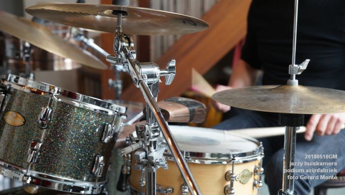 DSC06513- jazzy huiskamers - podium azijnfabriek - 10meil2018 -  foto GerardMontE web