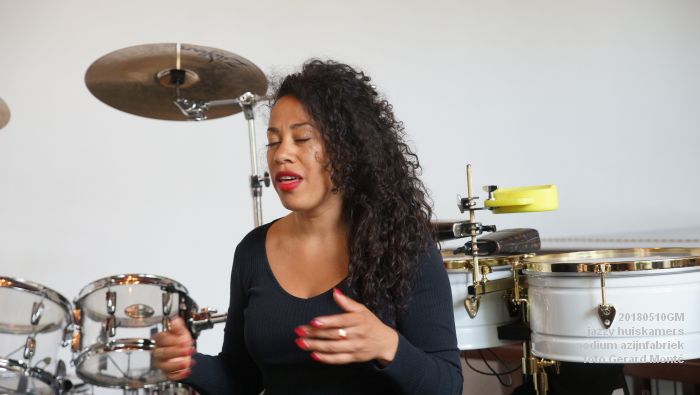 DSC06515- jazzy huiskamers - podium azijnfabriek - 10meil2018 -  foto GerardMontE web