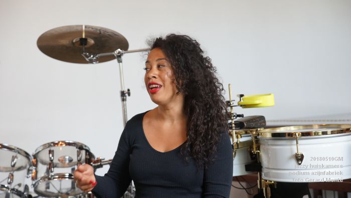 DSC06516- jazzy huiskamers - podium azijnfabriek - 10meil2018 -  foto GerardMontE web