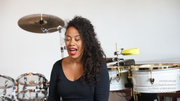 DSC06517- jazzy huiskamers - podium azijnfabriek - 10meil2018 -  foto GerardMontE web
