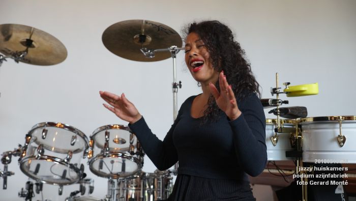 DSC06523- jazzy huiskamers - podium azijnfabriek - 10meil2018 -  foto GerardMontE web