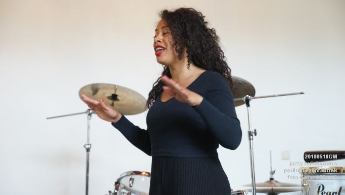 DSC06526- jazzy huiskamers - podium azijnfabriek - 10meil2018 -  foto GerardMontE web