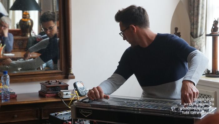 DSC06580- jazzy huiskamers - podium azijnfabriek - 10meil2018 -  foto GerardMontE web