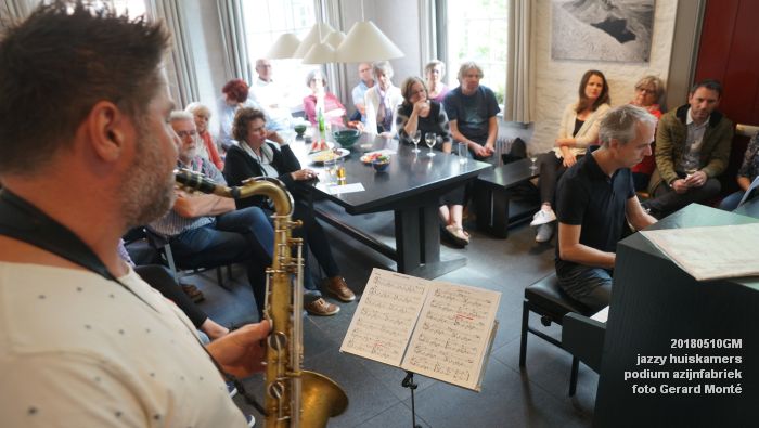 DSC06602- jazzy huiskamers - podium azijnfabriek - 10meil2018 -  foto GerardMontE web
