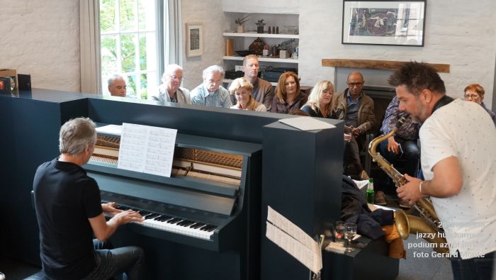 DSC06605- jazzy huiskamers - podium azijnfabriek - 10meil2018 -  foto GerardMontE web