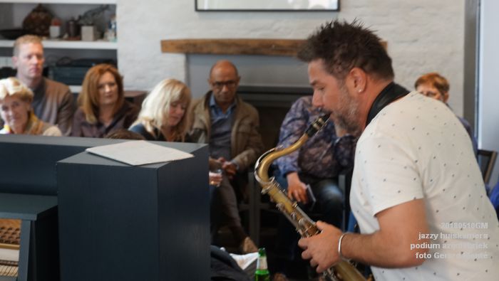 DSC06609- jazzy huiskamers - podium azijnfabriek - 10meil2018 -  foto GerardMontE web
