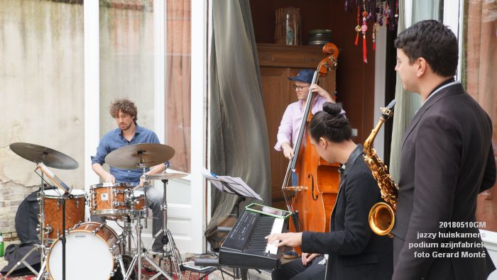 DSC06615- jazzy huiskamers - podium azijnfabriek - 10meil2018 -  foto GerardMontE web